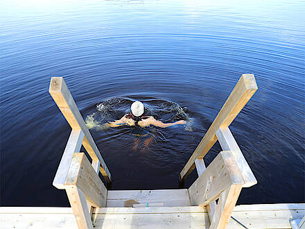 Eine Frau badet in einem See