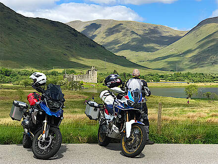 Motorradreiseland Schottland: Stop an der Burgruine Kilchurn Castle, unterwegs mit Feelgood Reisen