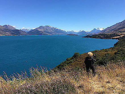 Blick über Meer und Berge in Neuseeland