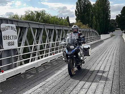 Über eine historische Brücke mit dem Motorrad in Australien 