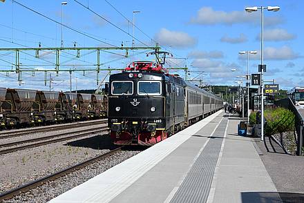 Ein Zug steht in Kiruna im Sommer am Gleis