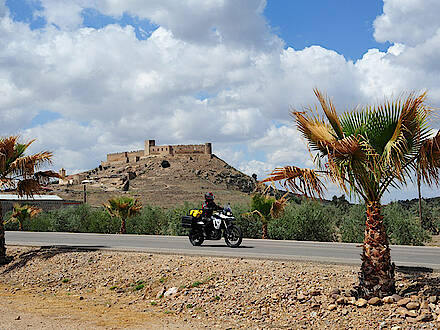 BMW F800 GS vor Schloss Medellin in der Estremadura in Andalusien