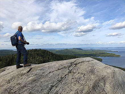 Gipfelaussicht über den See Pielinen in Ostfinnland, Koli Nationalpark