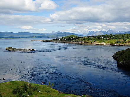 Blick über das Meer und die Nordkapinsel in Nordnorwegen