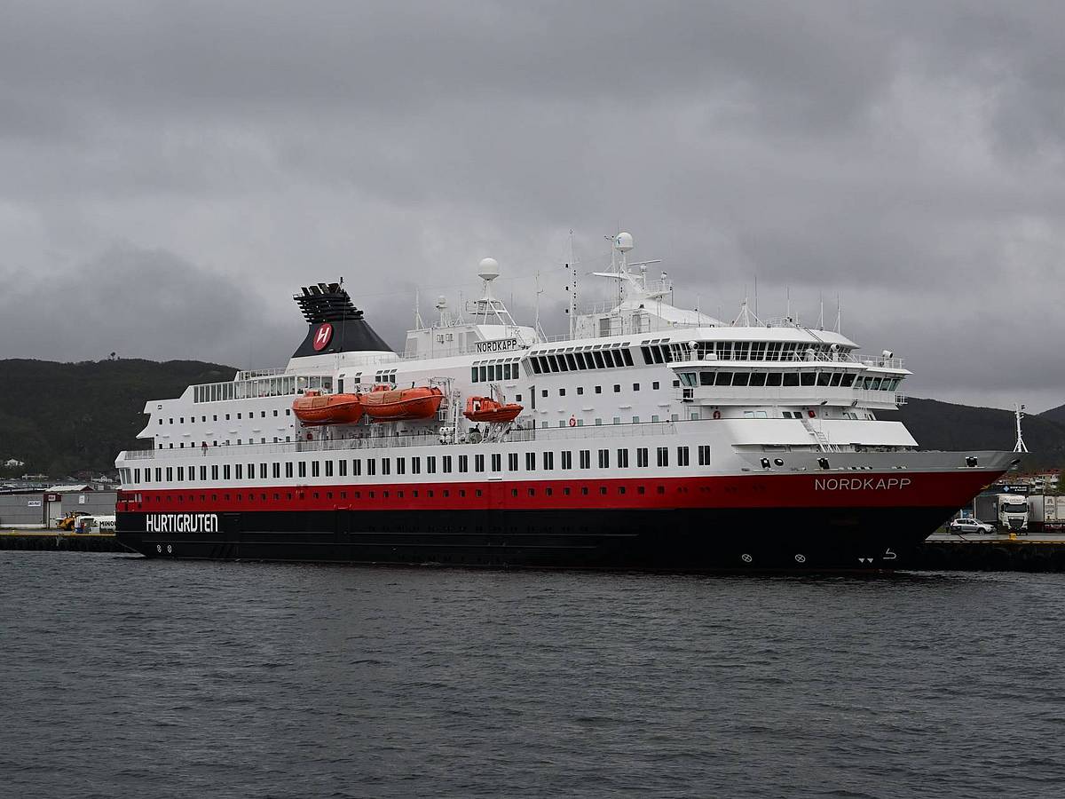 Ein Schiff von Hurtigruten im Hafen von Bodø