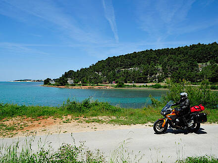 Moto Guzzi Stelvio an der Küste bei Umag in Kroatien