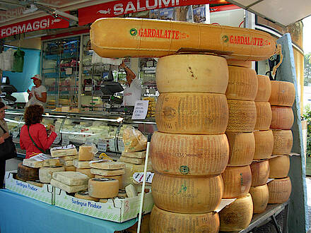 Käse Laibe in Italien am Gardasee auf dem Markt