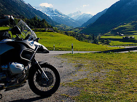Motorrad vor Alpengipfeln in der Schweiz