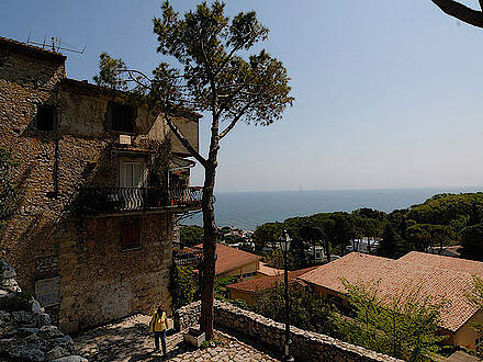 Blick auf das Meer in Sorento von einem Balkon in Italien