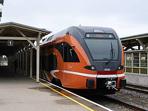 Ein Zug steht im Bahnhof von Tartu