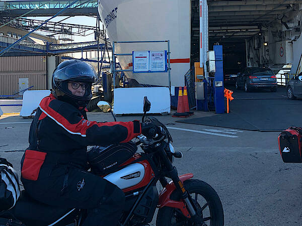 Auffahrt mit dem Motorrad auf die Fähre nach Schweden