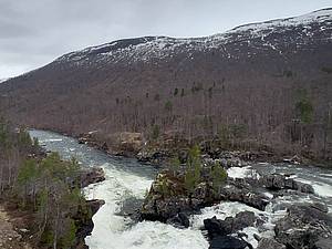 Ein Wasserfall entlang der Nordlandsbahn