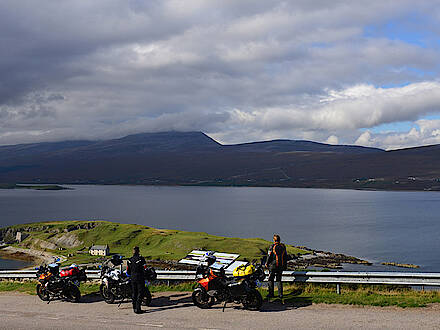 Motorradfahrer machen Pause an einem See an der Nordwestküste von Schottland