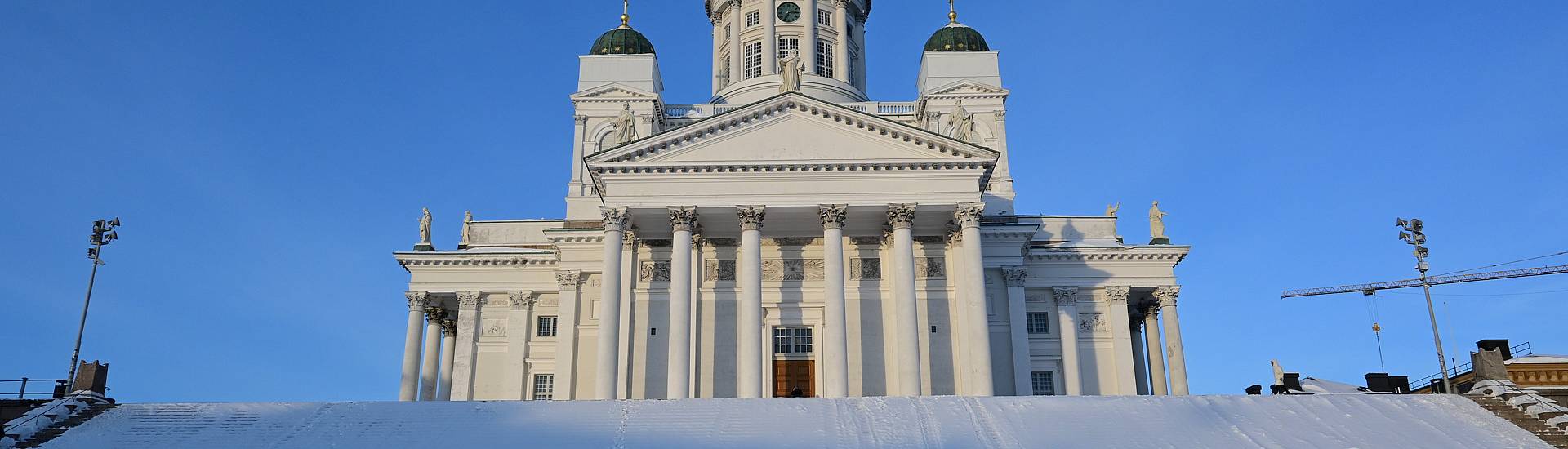 Der Dom von Helsinki im Sonnenschein im Winter mit Schnee