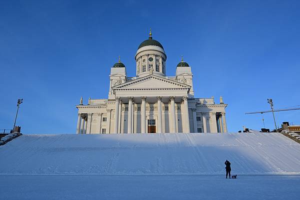 Der Dom von Helsinki im Sonnenschein im Winter mit Schnee