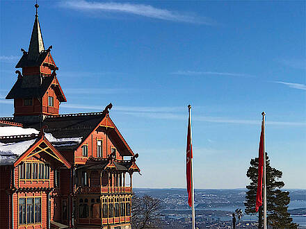 Blick vom Berg Holmenkollen auf die Stadt Oslo