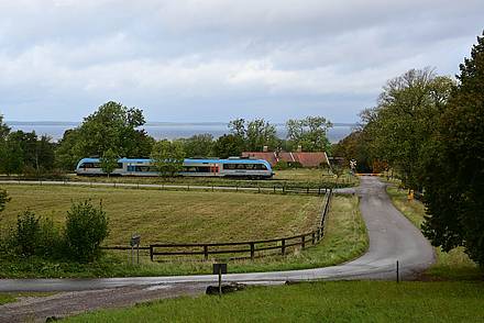 Ein Zug fährt auf der Kinnekullebahn in Schweden