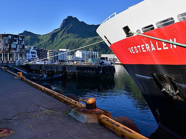 Ein Schiffsbug auf den Lofoten im Hafen
