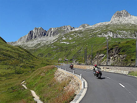 Motorräder fahren über kurvige Straßen in den schweizer Alpen