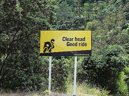 Hinweisschild für Motorradfahrer in Neuseeland