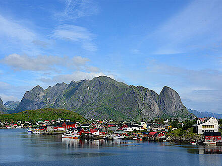 Blick über das Wasser auf Brønnoysund an der Küstenstraße in Norwegen