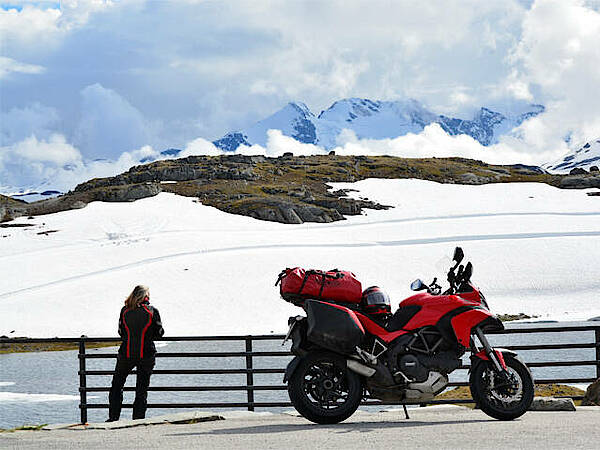Fantastischer Ausblick auf See und Gletscher im Sognefjell