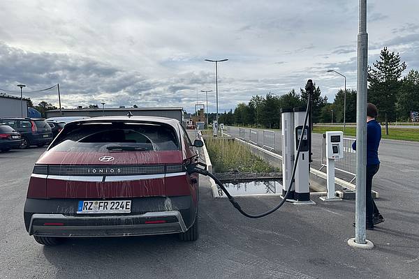 Ein Hyundai 5 lädt an einer Schnellladesäule in Östersund in Schweden