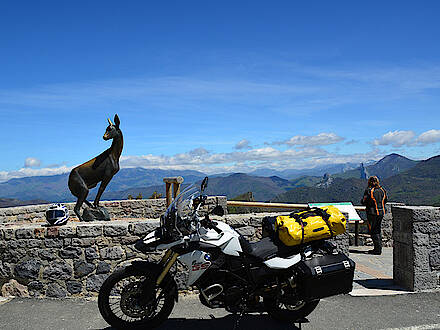 Motorrad vor Aussichtspunkt auf die Picos de Europa