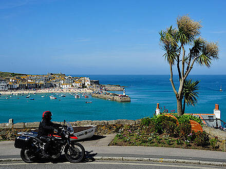 Triumph Tiger mit Blick auf die Bucht in St. Ives in England