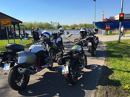 Warten auf die Fähre am Nord-Ostsee-Kanal mitten in Schleswig-Holstein