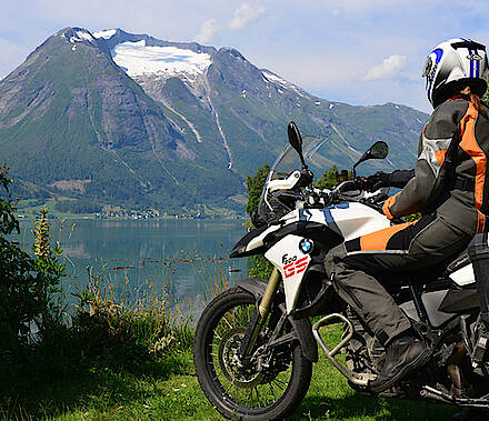 BMW Motorrad mit Blick auf einen Fjord in Norwegen
