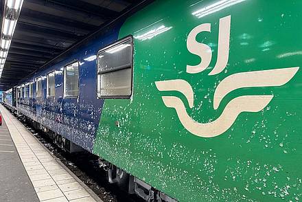 Verschneite Wagons des Nachtzuges aus Hamburg im Stockholmer Hauptbahnhof