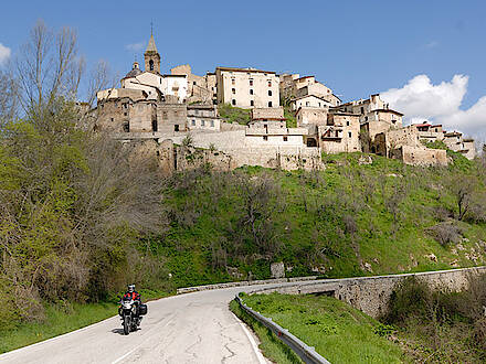 Yamaha TDM vor einem Dorf in den Abruzzen