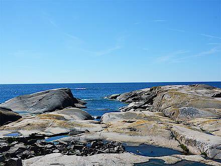 Felsen und Meer vor blauem Himmel