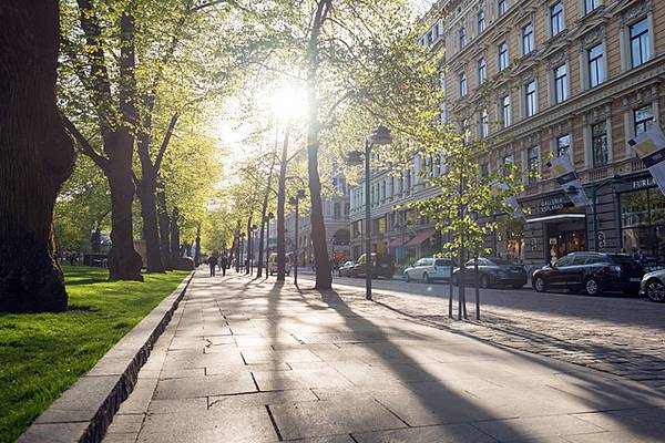 Die Straße Esplanaden in Helsinki im Morgenlicht