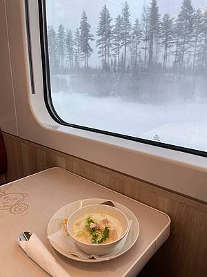 Lachssuppe im Bordrestaurant des finnischen Nachtzuges