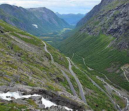 Blick auf die Serpentinen des Trollstigen in Norwegen