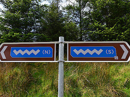 Wegweiser zum Wild Atantic Way in Irland