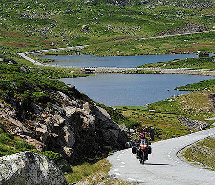 Motorrad auf kurviger Straße in den Bergen am Fjord in Norwegen