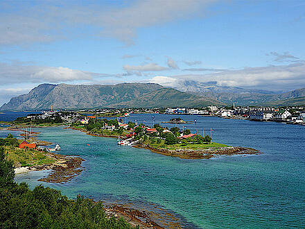 Blick auf Brønnoysund und Berge an der Küste in Nordnorwegen