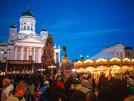Winter in Helsinki: Weihnachsmarkt vor dem Dom