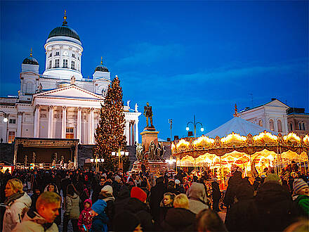 Winter in Helsinki: Weihnachsmarkt vor dem Dom