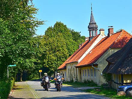 Zwei Motorräder unterwegs auf einer Kopfsteinplastergasse in Schleswig-Holstein