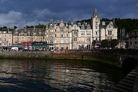 Der Hafen von Oban im Abendlicht