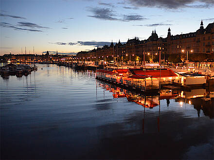 Strandvägen in Stockholm in der Abenddämmerung