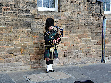 Dudelsack bagpiper auf der Straße in Edinburgh in Schottland