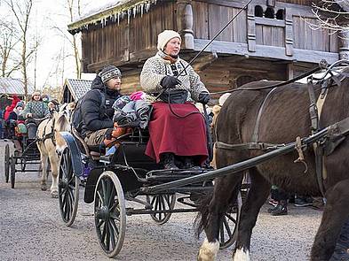 Pferdekutschen im Norsk Folkemuseum im Advent in Oslo