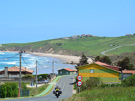 Motorrad am Atlantik in Nordspanien