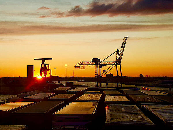 Sonnenaufgang über Malmö bei Ankunft mit dem Schiff