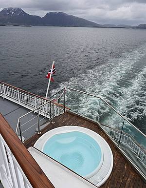 Ein Pool an Bord von Hurtigruten
